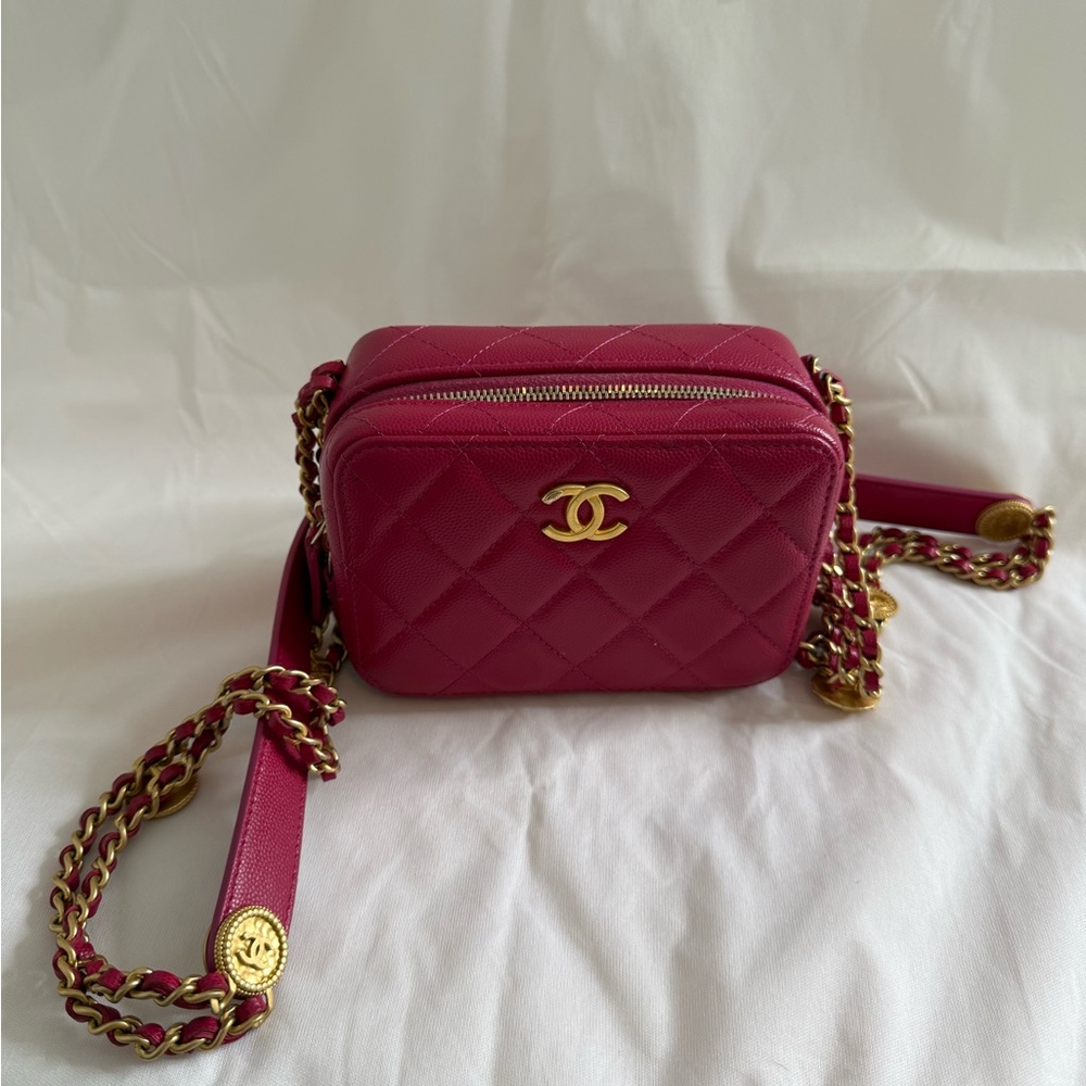 CHANEL Fuchsia Quilted Crossbody Bag with Gold Chain